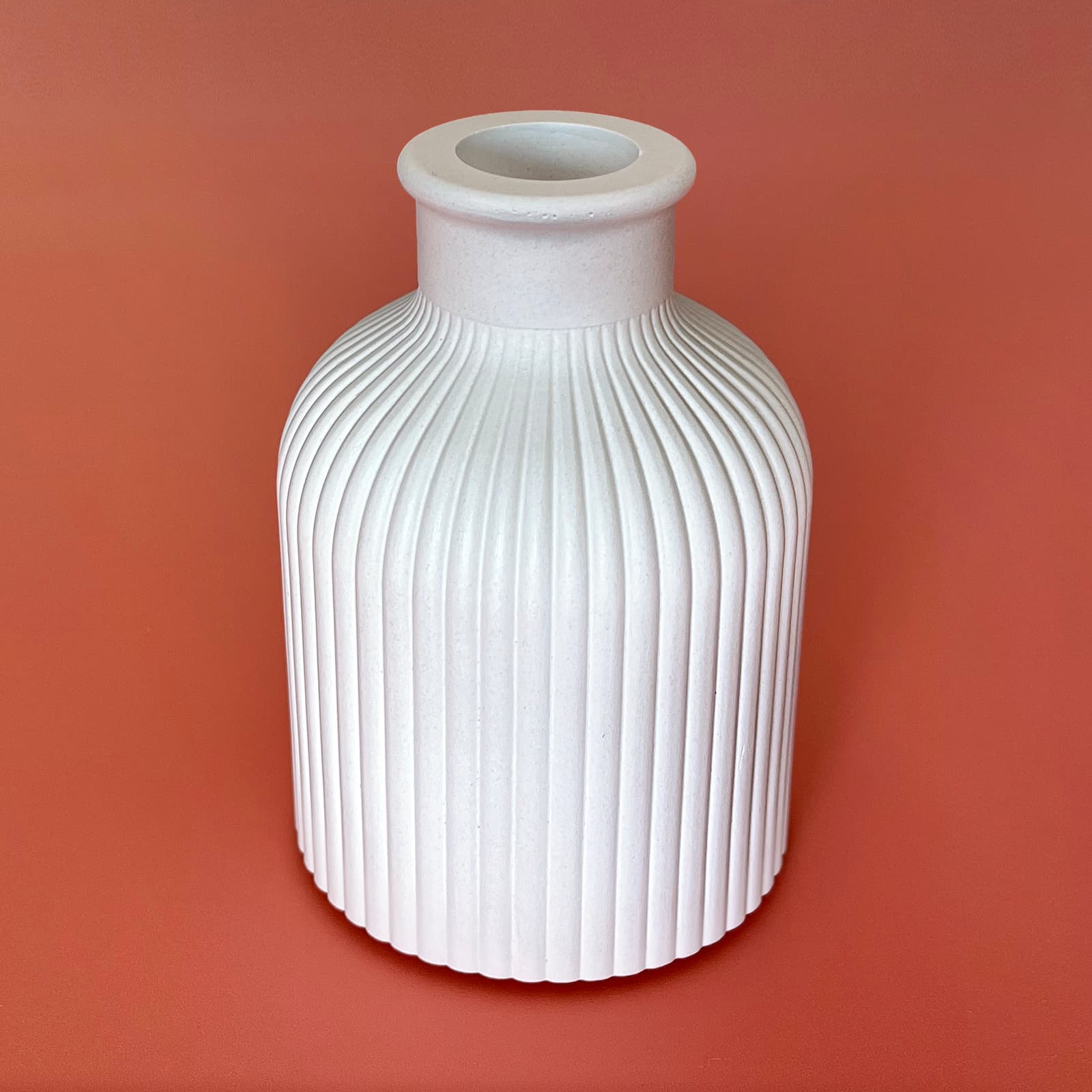 Ваза Ребриста Біла з Гіпсу